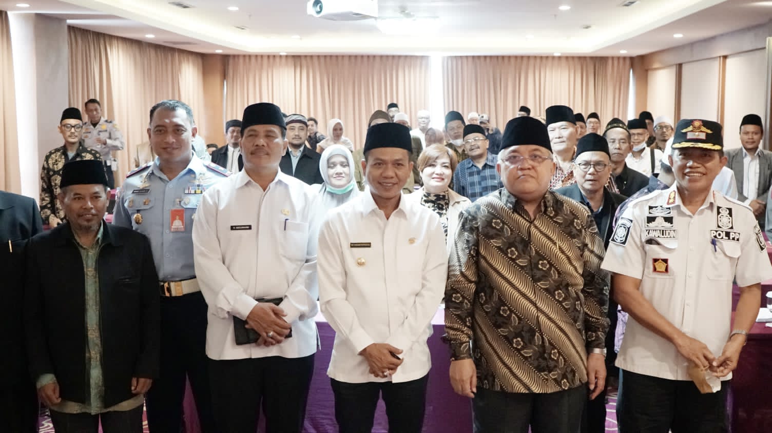 
Bupati Bandung HM Dadang Supriatna bersama jajaran Kementerian Agama Kabupaten Bandung melaksanakan rapat koordinasi kesiapan pemberangkatan calon jemaah haji asal Kabupaten Bandung tahun 2022/1443 Hijriah untuk kloter Jawa Barat di Hotel Sunshine Soreang, Rabu (25/5/2022). (Foto Pemkab Bandung/dara,co.id)
