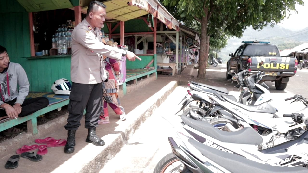 Kapolsek Cikancung AKP Carsono bersama jajarannya saat melaksanakan patroli dengan sasaran knalpot bising di wilayah Cijapati, Kecamatan Cikancung, Kabupaten Bandung, Minggu (29/5/2022) sore. (Foto Dok Polsek Cikancung)