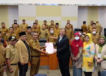 Puluhan Kepala Desa asal Kabupaten Bandung saat menyampaikan aspirasinya kepada Badan Anggaran DPR RI di Jakarta, Senin (30/5/2022). (Foto: istimewa)