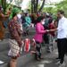 Presiden Jokowi bertemu dan memberikan bantuan untuk pekerja seni di Taman Balekambang Surakarta, Kecamatan Banjarsari, Kota Surakarta, Kamis (26/05/2022). (Foto: BPMI Setpres/Kris)
