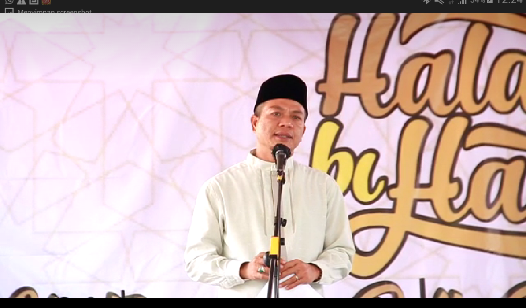 
Bupati Bandung HM Dadang Supriatna saat menghadiri halal bihalal dan Reuni Gabungan Ikatan Alumni Pesantren Tebuireng (IKAPETE) dan IAMQ Jawa Barat di Ponpes Sirojul Huda, Soreang, Minggu (15/5/2022). (Foto Pemkab Bandung/dara.co.id)
