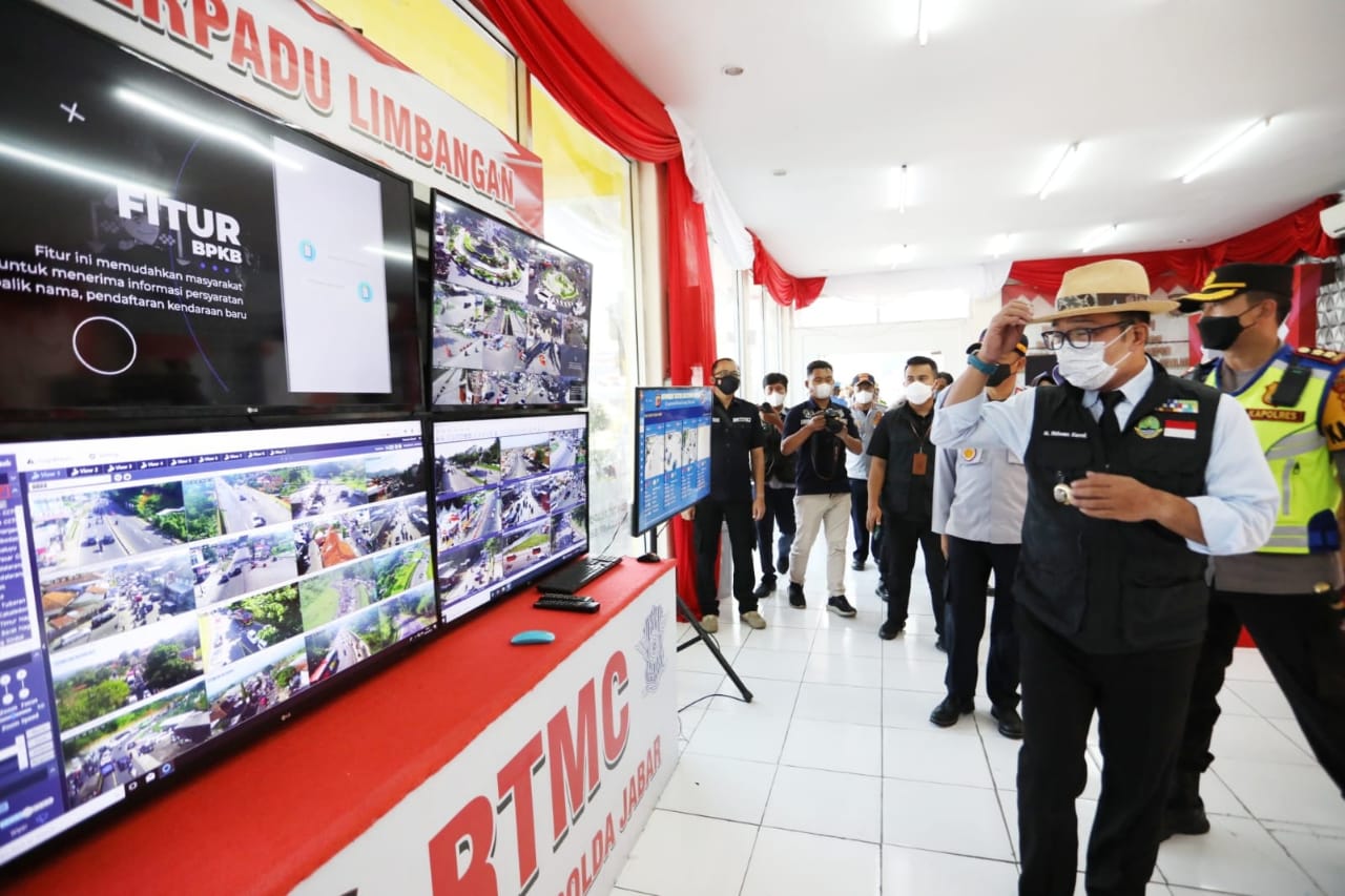 Gubernur Jawa Barat Ridwan Kamil saat meninjau arus balik Lebaran di wilayah Limbangan, Kabupaten Garut, Jumat (6/5/2022).
(Foto: Istimewa)