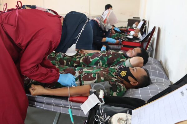 Kodim 0611/Garut menyelenggarakan Kegiatan Bakti Sosial Donor Darah dalam rangka Hari Ulang Tahun (HUT) ke-76 Kodam III/Siliwangi, bertempat di Aula Graha Kodim 0611/Garut Jalan Veteran, Kecamatan Garut Kota, Kabupaten Garut, Selasa (10/5/2022).(Foto: andre/dara.co.id)

