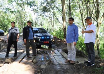 Wakil Bupati Garut, dr. Helmi Budiman, melakukan monitoring pembangunan jalan di Cihaurkuning, Kecamatan Cisompet, Kabupaten Garut, Jum'at (20/5/2022).(Foto: andre/dara.co.id)