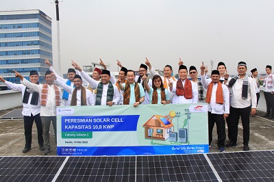 Peresmian pemasangan solar panel Cabang Jakarta berkapasita 10,8 KWp oleh Finance Director FIFGROUP, Hugeng Gozali, dan Human Capital (HC), General Support (GS), and Corporate Communication (CorComm) Director FIFGROUP, Esther Sri Harjati bersama seluruh karyawan Cabang Jakarta