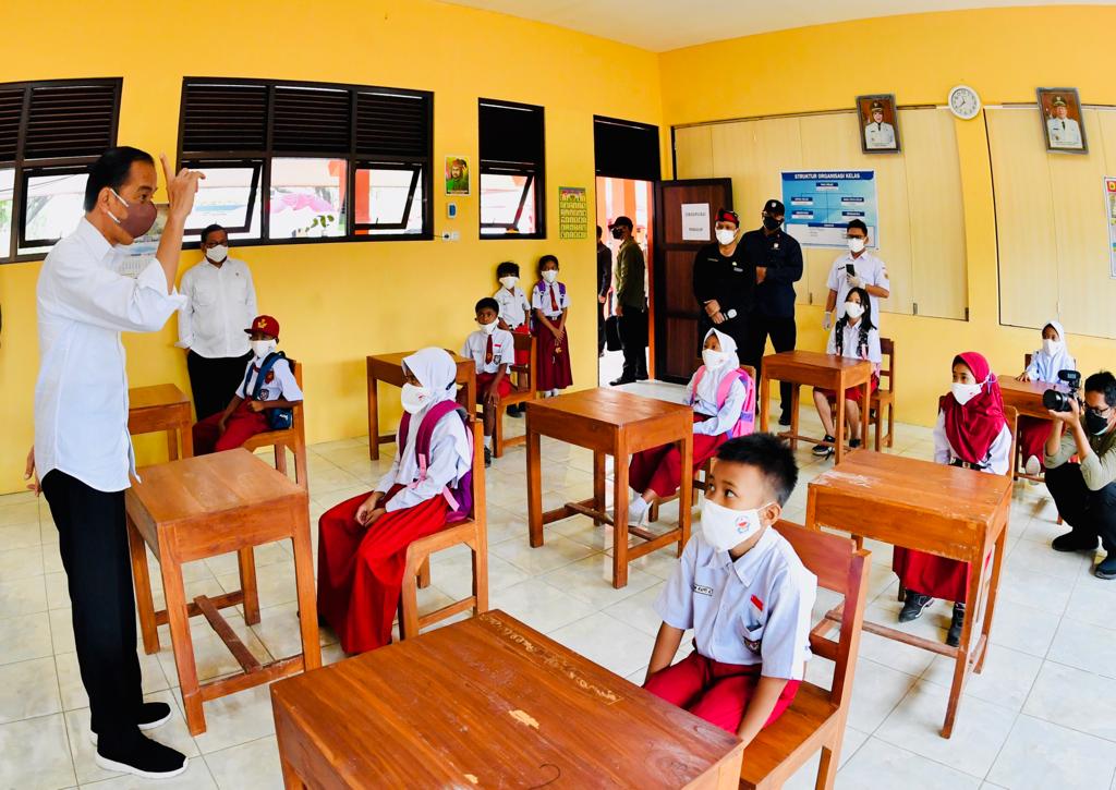 Presiden Jokowi meninjau pelaksanaan vaksinasi anak usia 6-11 tahun di SDN 3 Nglinduk, Grobogan, Jateng, Rabu (05/01/2022). (Foto: BPMI Setpres/Laily Rachev)