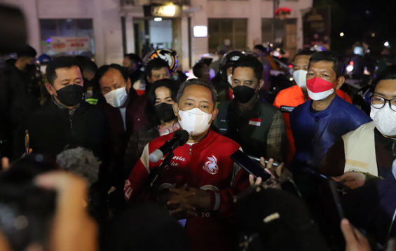 Wali Kota Bandung Yana Mulyana memerikan keterangan pers terkait hasil pantauan  pelaksanaan Idul Fitri 1443 H, Minggu malam (1/5/2022). (Foto: avila/dara.co.id)

