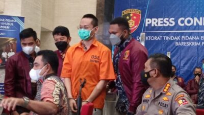 Tersangka Indra Kenz berbaju tahanan. (Foto: PMJ/Yeni)