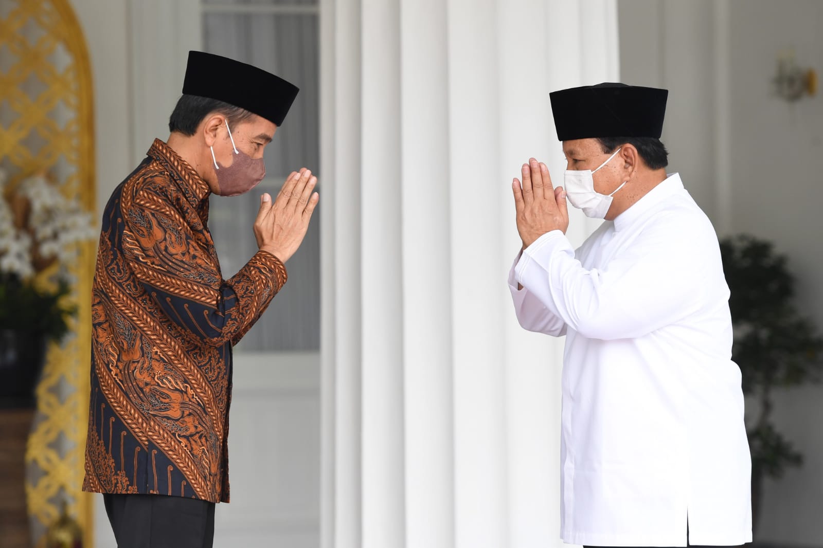Presiden Jokowi dan Menhan Prabowo bersilaturahmi di Gedung Agung, Istana Kepresidenan Yogyakarta, Senin (02/05/2022). (Foto: BPMI Setpres/Lukas)

