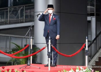 Menkominfo Johnny G. Plate, saat memimpin Upacara Peringatan Hari Kebangkitan Nasional 2022 yang berlangsung secara hibrida dari halaman Kantor Kementerian Kominfo, Jakarta Pusat, Jumat (20/05/2022). - (AYH) - (Humas/AYH)
