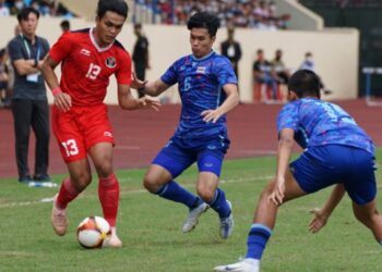 Bintang Timnas Indonesia U-23, Rachmat Irianto dijegal 2 pemain Thailand U-23 di SEA Games 2021 (FOTO: Instagram @PSSI).