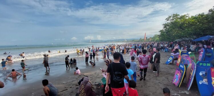 Pangandaran diserbu ribuan pengunjung (Foto: Farika/dara.co.id)