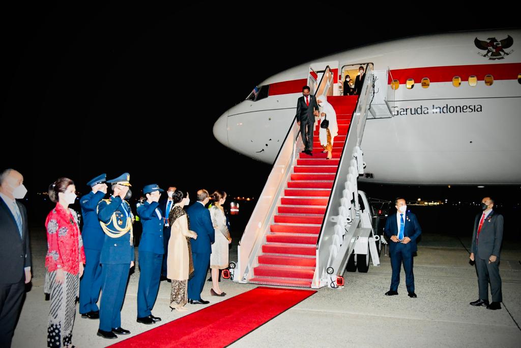 Presiden Jokowi dan Ibu Iriana tiba di Pangkalan Militer Andrews, Washington DC, AS, Selasa (10/05/2022) malam waktu setempat. (Foto: BPMI Setpres)

