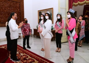Presiden Jokowi saat menerima kunjungan Puteri Indonesia 2022 dan Miss Universe 2021 , di Istana Merdeka, Jakarta, Senin (30/05/2022). (Foto: BPMI Setpres/Muchlis Jr)