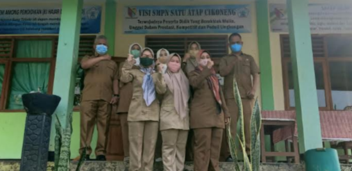 Para guru di lingkungan SMPN Satu Atap Cikoneng Kecamatan Cileunyi Kabupaten Bandung (Foto: Istimewa)