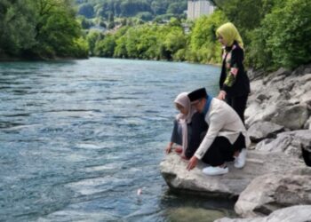 Gubernur Jawa Barat Ridwan Kamil, bersama istri dan anaknya Atalia, Azahra saat berdoa di tepi sungai Aurra, Swiss belum lama ini. (Foto: istimewa)