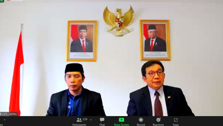 
Dubes RI untuk Swiss Prof. Muliaman Hadad (kanan), dan Elpi Nazmuzaman perwakilan keluarga Ridwan Kamil memberikan keterangan pers secara daring dari KBRI di Swiss, Kamis (9/6) malam.(Foto: KBRI)
