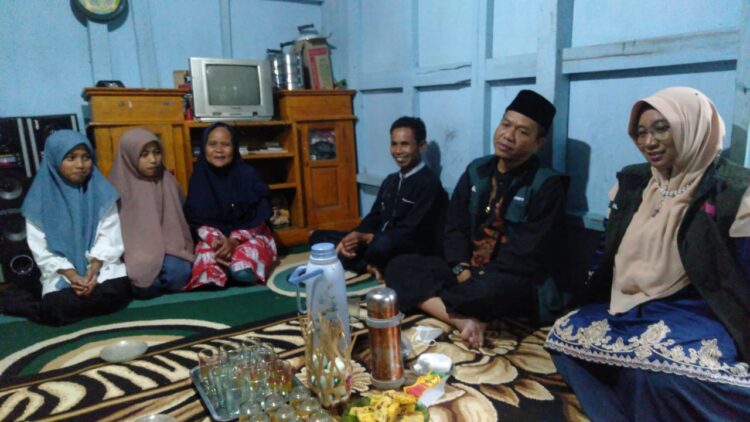 Bupati Bandung HM Dadang Supriatna bersama istrinya, Hj. Emma Dety Supriatna saat nginap di rumah warga di Kampung Ciakar (Foto: Trinata/dara.co.id)