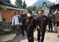 Bupati Bandung HM Dadang Supriatna saat melaksanakan  monitoring PMK di Desa Wanasuka, Kecamatan Pangalengan, Kabupaten Bandung (Foto: istimewa)
