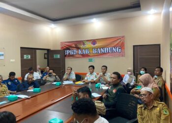 Rapat koordinasi penetapan status siaga darurat bencana di ruang rapat BPBD Kabupaten Bandung (Foto: arsip BPBD Kabupaten Bandung)