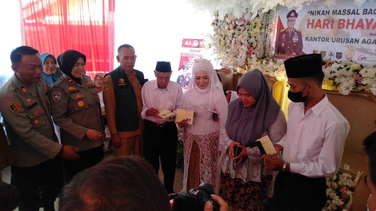 Pelaksanaan nikah massal dalam rangka Hari Bhayangkara ke-76 di Mapolsek Cikancung Polresta Bandung, Senin (27/6/2022). (Foto Trinata/dara.co.id)