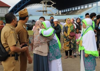 Gelombang kedua jemaah calon haji asal Garut diberangkatkan menuju embarkasi Bekasi dari SOR Ciateul, Jalan Merdeka, Kecamatan Tarogong Kidul, Kabupaten Garut (Foto: Istimewa)