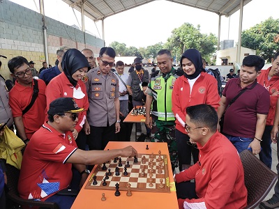Plt Bupati, KBB,  Hengki Kurniawan menjajal kemampuan Kades Margajaya bermain catur (Foto: ist)
