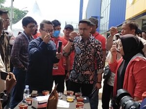 Seruput Kopi Ala Hengki Kurniawan,Hemmm Nikmatnya Kopi Bandung Barat