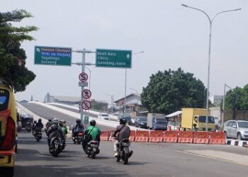 Jembatan layang atau fly over di Kota Bandung rencananya  bakal diresmikan Agustus mendatang. Saat ini, tahap pengerjaannya telah mencapai 98 persen. (Foto: diskominfo Kota Bandung)