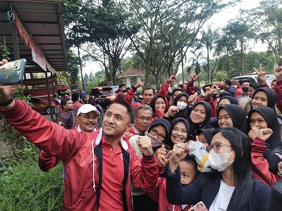 Plt Bupati Bandung Barat, Hengky Kurniawan berselfie bersama dengana Kontingen KORMI KBB. (Foto: heny/dara.co.id)
