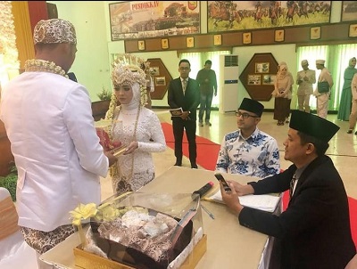 
Sejak Bupati Bandung Barat Hengky menjadi saksi nikah salah seorang warga (Foto: Ist)
