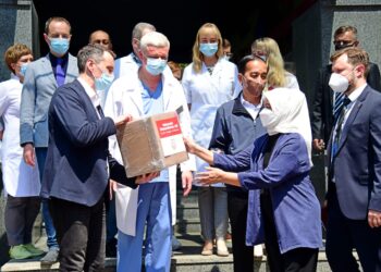 Ibu Iriana Jokowi secara simbolis menyerahkan bantuan kemanusiaan berupa obat-obatan kepada Pusat Ilmiah dan Bedah Endokrin, Transplantasi Organ dan Jaringan Endokrin Ukraina di Kota Kyiv, Rabu (29/06/2022). (Foto: BPMI Setpres/Laily Rachev)
