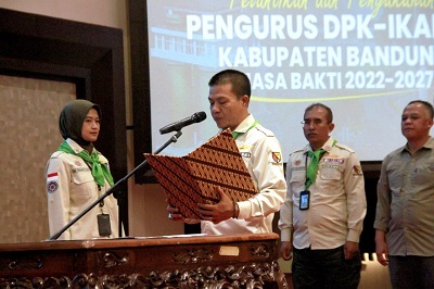 Bupati Bandung HM Dadang Supriatna saat menghadiri pelantikan DPK IKAPTK Kabupaten Bandung Periode 2022-2027 di Grand Sunshine Soreang, Jumat (3/6/2022) malam. (Foto istimewa/dara.co.id)
