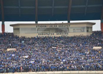 Ribuan Bobotoh menyanksikan laga Persib di Stadion si Jalak Harupat, Kabupaten Bandung. (Foto: istimewa)