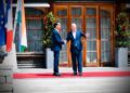 Presiden Jokowi tiba di lokasi KTT G7 di Schloss Elmau, Jerman, disambut oleh Kanselir Jerman Olaf Scholz, Senin (27/06/2022) waktu setempat. (Foto: BPMI Setpres/Laily Rachev)