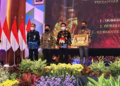 Menteri Dalam Negeri Republik Indonesia memberikan penghargaan kepada Gubernur Jawa Barat, Ridwan Kamil pada Pembukaan Rapat Koordinasi Nasional (Rakornas) Badan Pengembangan Sumber Daya Manusia (BPSDM) se-Indonesia di Jawa Timur, Kamis (29/6/2022). (Foto: ist)