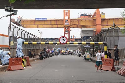 
Pemasangan girder box proyek Kereta Cepat Jakarta-Bandung dilakukan di area Kalimalang, Bekasi, Senin, (13/6/2022).(Foto : deram/dara.co.id)
