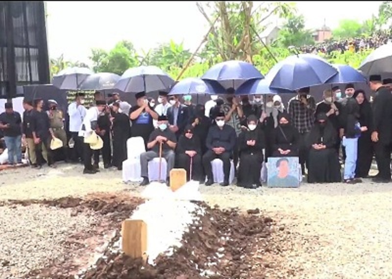 
Prosesi pemakaman Emmeril Khan Mumtadz di pemakaman keluarga di Kampung Geger Beas, Desa Cimaung, Kecamatan Cimaung, Kabupaten Bandung, Senin (13/6/2022).(Foto: dara.co.id)