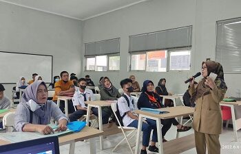 Suasana Hari pertama penerima peserta didik baru (PPDB) di SMKN Majalaya, Kabupaten Bandung, Senin (6/6/2022). (Foto : Ist)