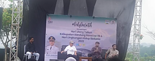 Kepala DLH KBB Anugrah, saat diskusi dengan pegiat lingkungan (Foto: Heni Suhaeni/dara.co.id)