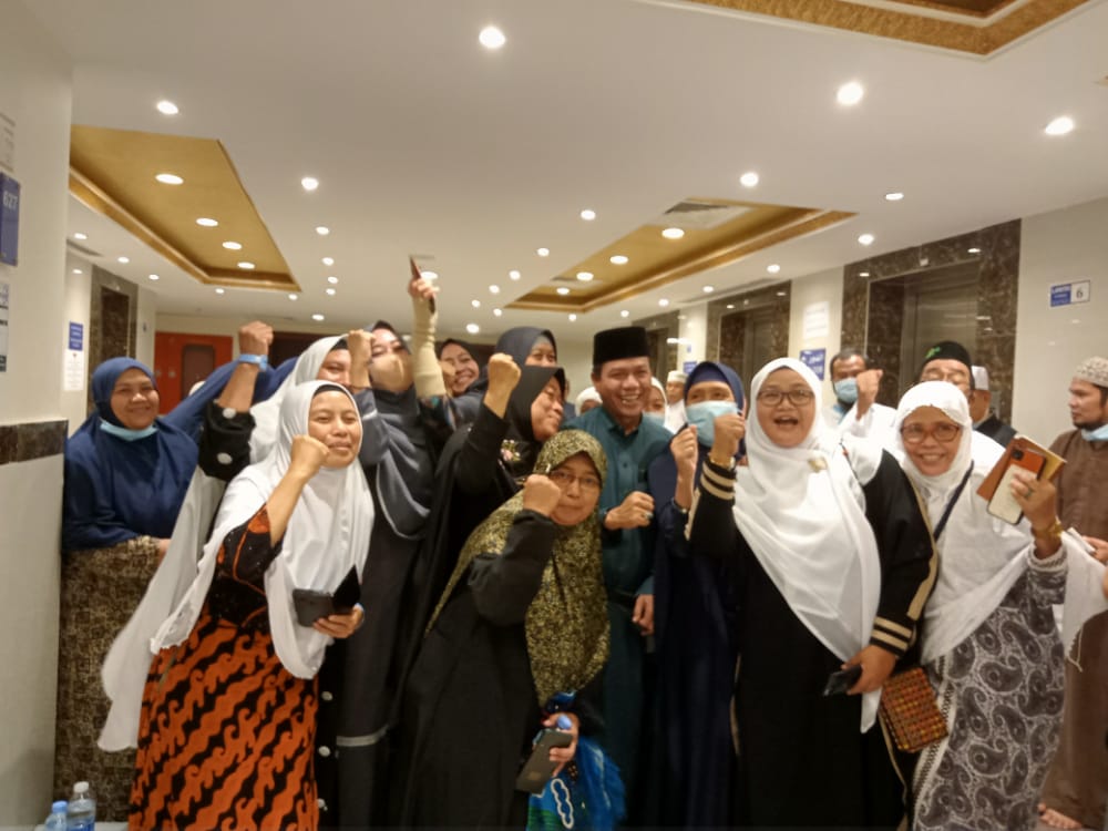 Bupati Bandung HM Dadang Supriatna saat berkunjung ke para calon jemaah haji asal Kabupaten Bandung di Mekkah Arab Saudi, Rabu (6/7/2022). (Foto Arsip Bupati Bandubg)