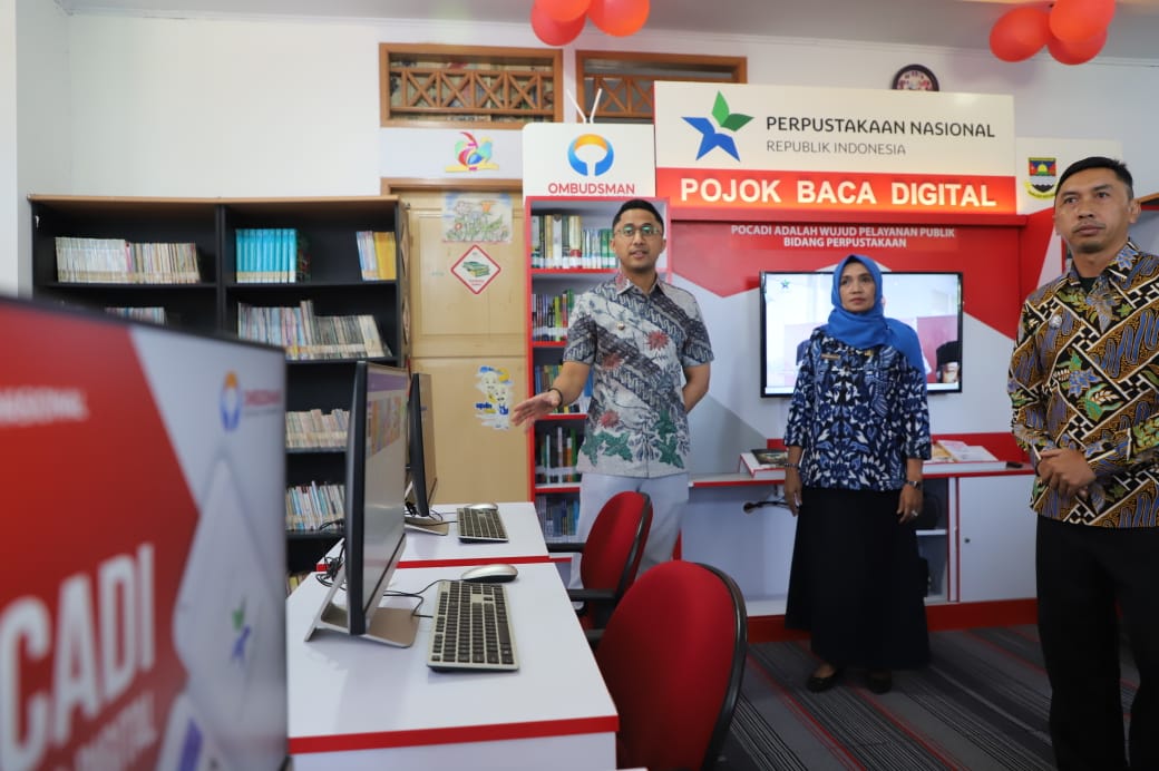 Hengky Kurniawan, didampingi Avira Nurvasihah dan Camat Parongpong (Foto: Istimewa)