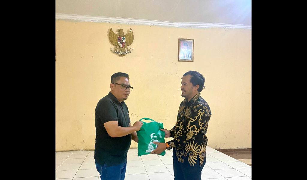 Tokoh Masyarakat Kabupaten Bandung Hadiat (kiri) saat memberikan bantuan sembako kepada warga di Desa Ciwidey Kecamatan Ciwidey Kabupaten Bandung, belum lama ini (Foto: Istimewa)