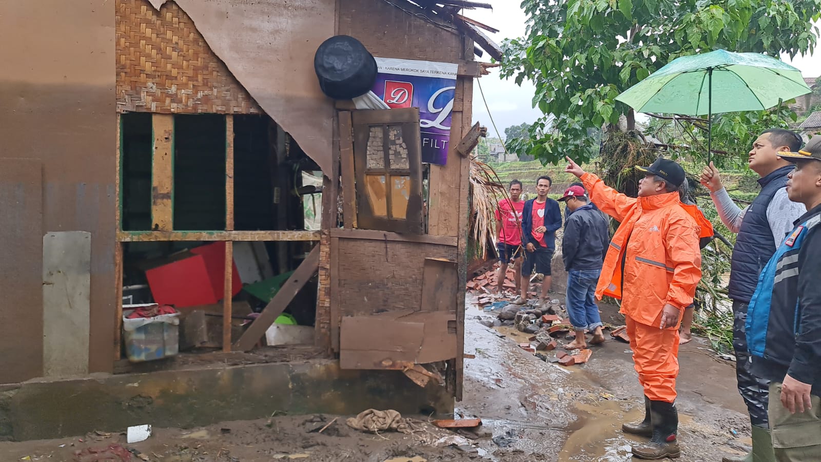 Bupati Garut meninjau lokasi banjir bandang di wilayah Ciwalen , Kecamatan Garut Kota, Kabupaten Garut (Foto: Istimewa)