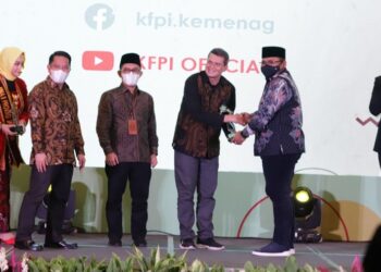Menag menyerahkan penghargaan kepada pemenang Kompetisi Film Pendek Islami (KFPi) Tahun 2022 (Foto: Kemenag)
