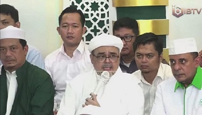 
Habib Rizieq Shihab saat konferensi pers usai bebas bersyarat, Rabu (20/7/2022). (Foto tangkapan layar).