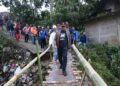 Wakil Bupati Garut, dr. Helmi Budiman, melaksanakan monitoring pasca bencana banjir di Desa Padahurip, Kecamatan Banjarwangi, Kabupaten Garut, Jumat (22/7/2022). (Foto: andre/dara.co.id)