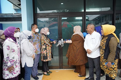 
Ketua IKWI/PWI Jabar, Jiean Ajiyanpi Novalia dan Ketua IKWI Pusat Indah Kirana melakukan gunting pita Sekretariat IKWI Jawa Barat, Jumat (15/7/2022). Hadir menyaksikan Ketua PWI Pusat, Atal S Depari, dan Ketua PWI Jabar, Hilman Hidayat.(Foto: PWI Jabar)