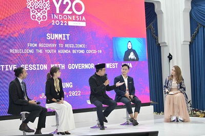 

Gubernur Jawa Barat Ridwan Kamil menjamu makan malam para delegasi Y20 di Gedung Sate Kota Bandung, Kamis (21/7/2022).(Foto: deram/dara.co.id)
