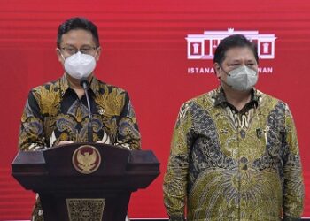 Menko Ekon Airlangga Hartarto dan Menkes Budi Gunadi Sadikin dalam keterangan pers, Senin (18/07/2022), usai mengikuti Ratas mengenai Evaluasi PPKM yang dipimpin Presiden Jokowi. (Foto: Humas Setkab/Rahmat)